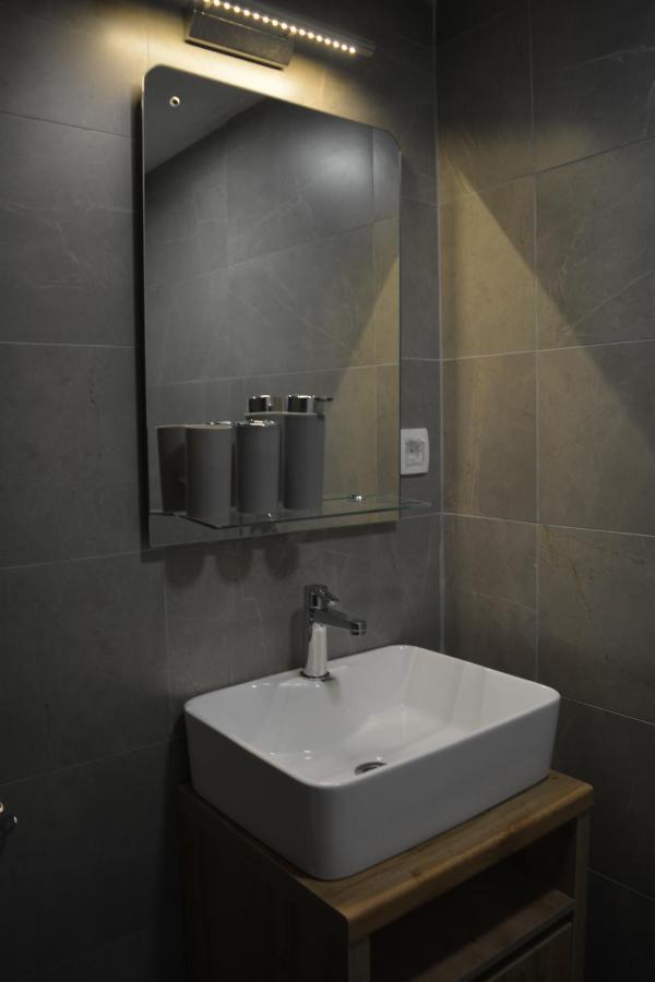 אוהריד Patche Residence - A Wine Cellar Hideaway In The Historic Home Of Revolutionary Metodi Patche מראה חיצוני תמונה